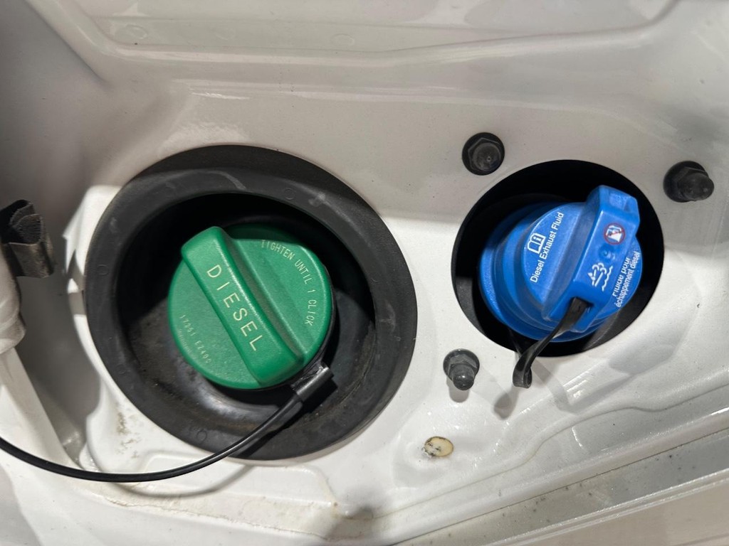 Nissan Titan XD Vehicle Full-screen Gallery Image 15