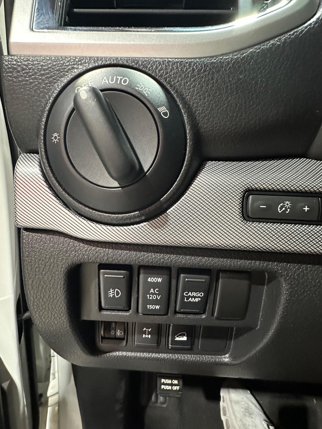 Nissan Titan XD Vehicle Full-screen Gallery Image 26