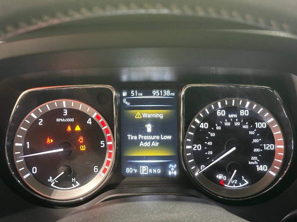 Nissan Titan XD Vehicle Full-screen Gallery Image 28