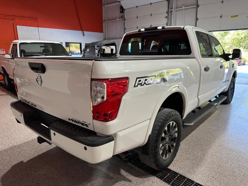 2018 Nissan Titan PRO-4X photo 3