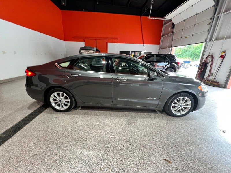 2019 Ford Fusion Hybrid SE photo 2