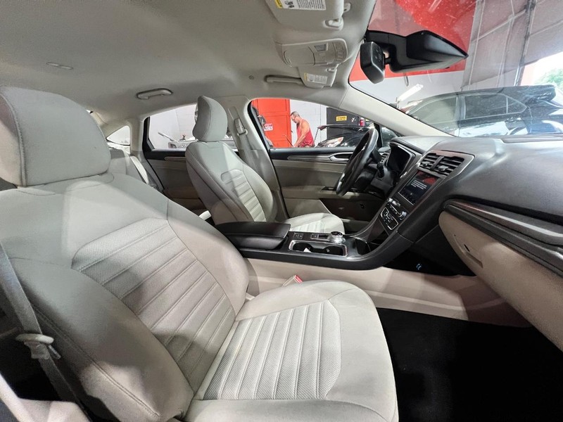 2019 Ford Fusion Hybrid SE photo 17