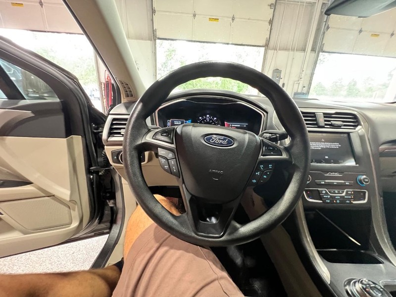 2019 Ford Fusion Hybrid SE photo 18