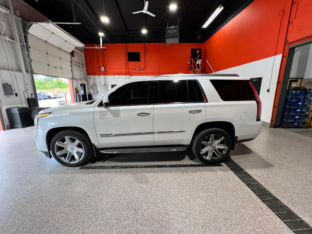 Cadillac Escalade Vehicle Full-screen Gallery Image 06