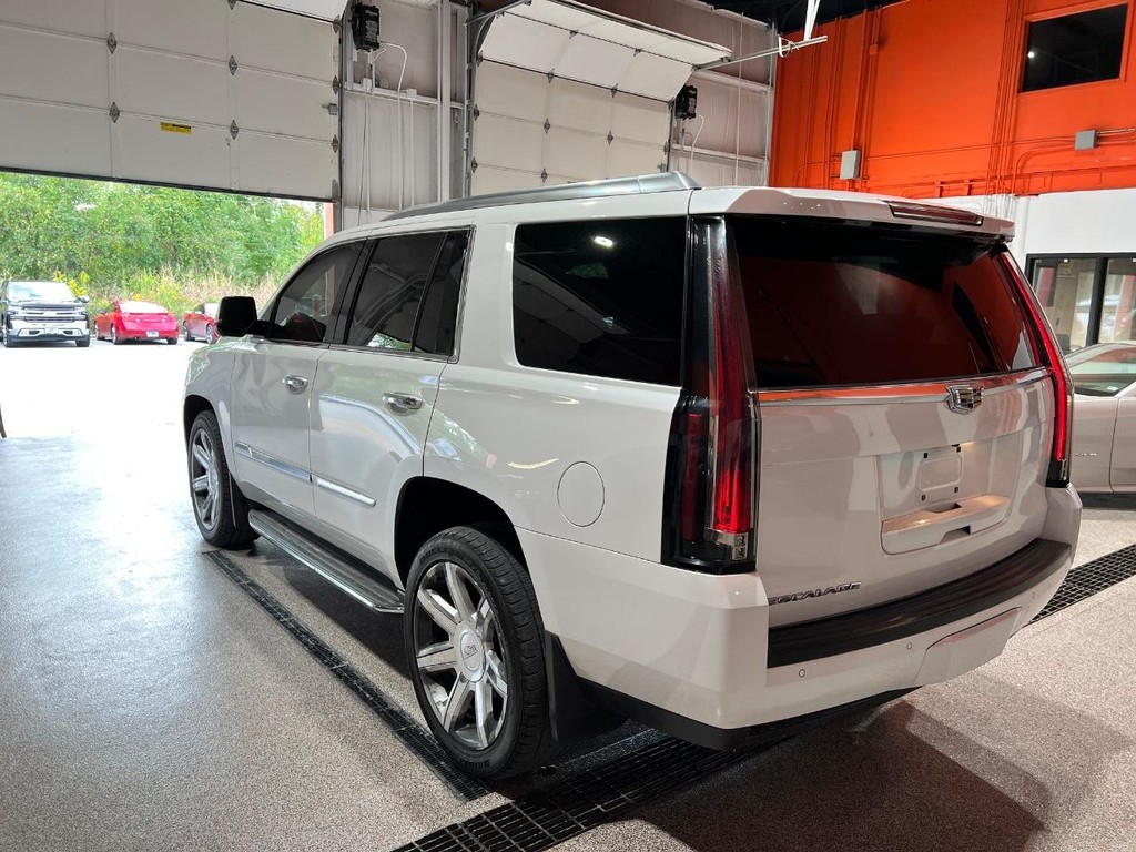 Cadillac Escalade Vehicle Full-screen Gallery Image 07