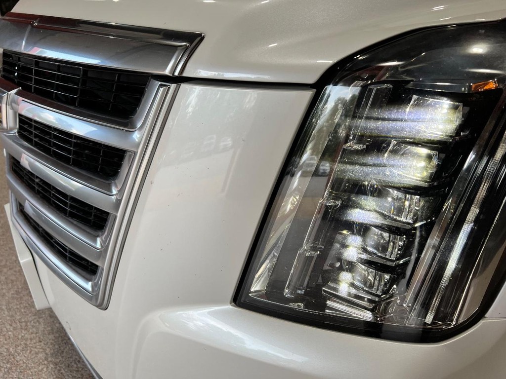 Cadillac Escalade Vehicle Full-screen Gallery Image 09