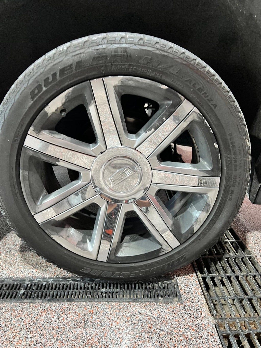 Cadillac Escalade Vehicle Full-screen Gallery Image 13