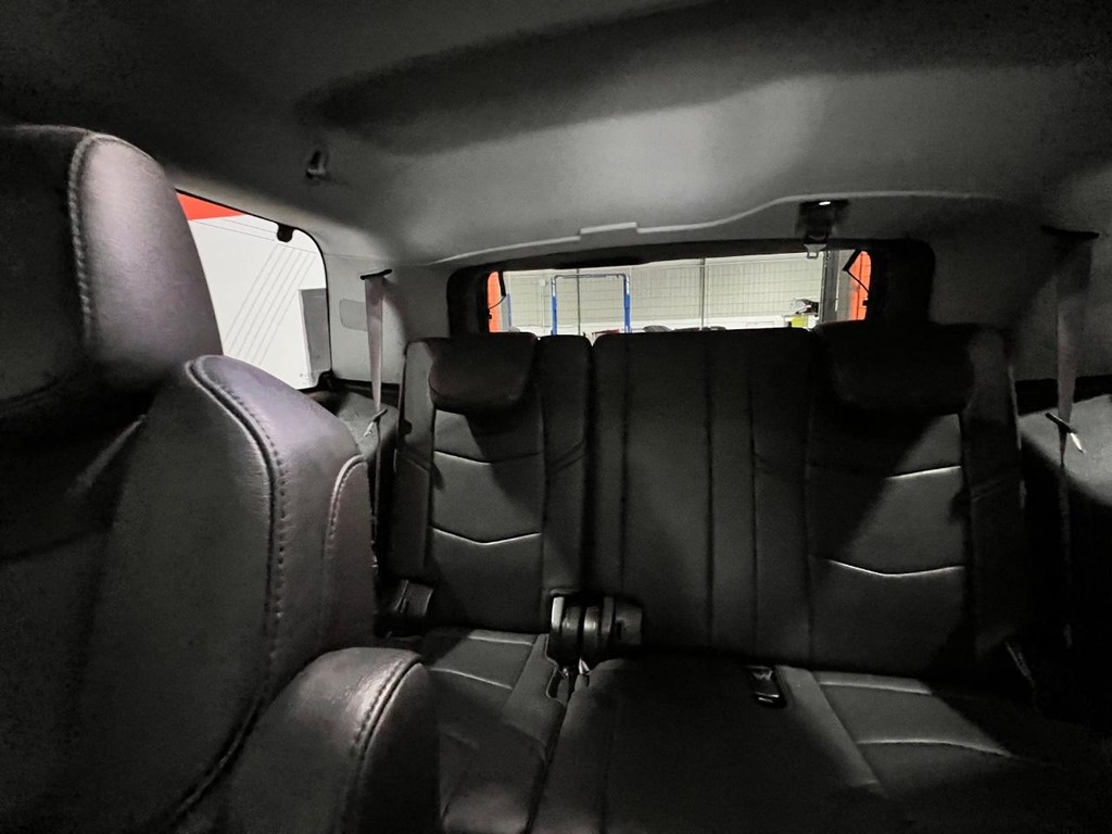 Cadillac Escalade Vehicle Full-screen Gallery Image 16