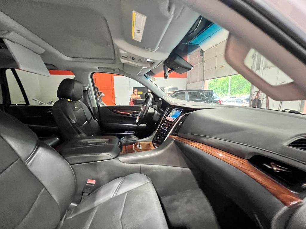 Cadillac Escalade Vehicle Full-screen Gallery Image 17