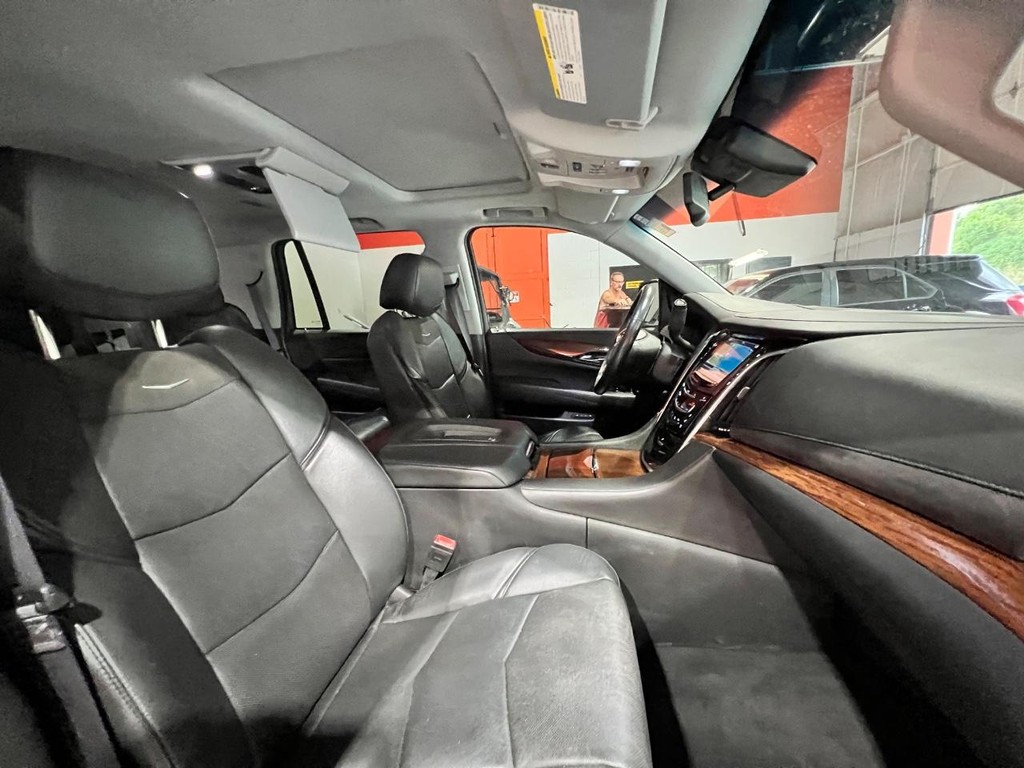 Cadillac Escalade Vehicle Full-screen Gallery Image 18