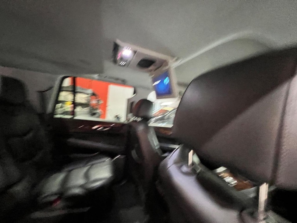 Cadillac Escalade Vehicle Full-screen Gallery Image 20