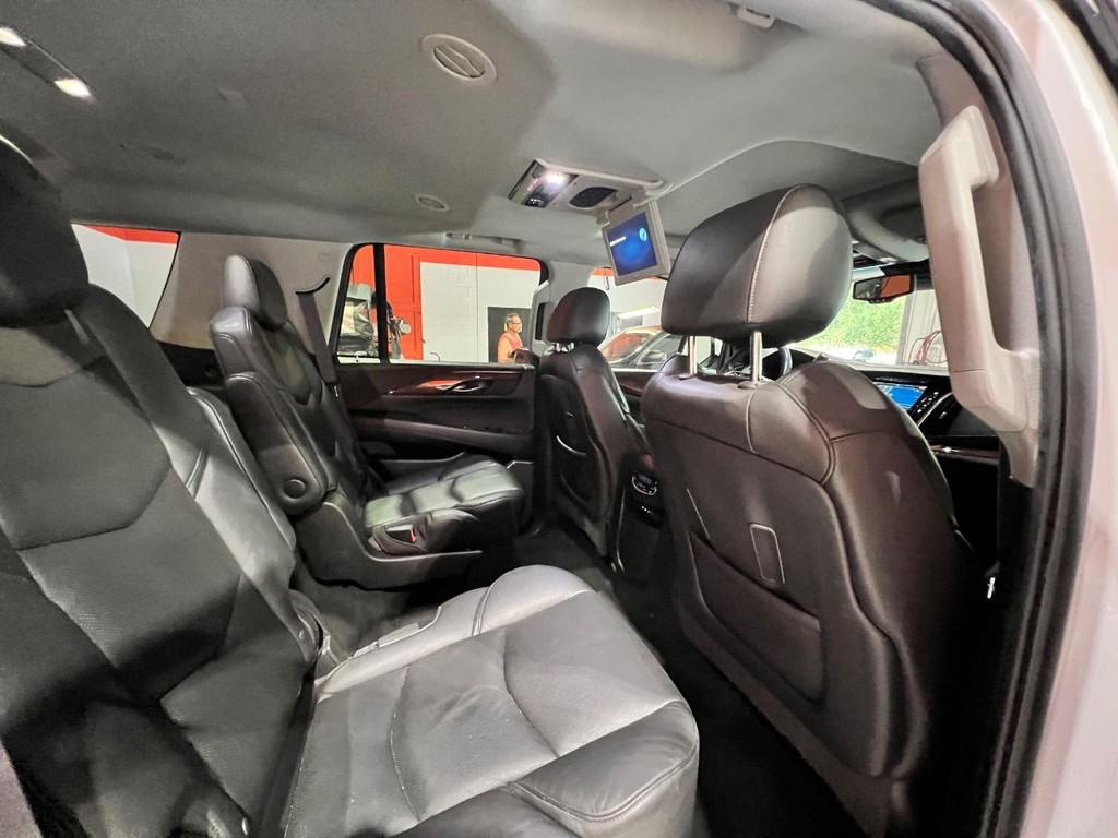 Cadillac Escalade Vehicle Full-screen Gallery Image 22