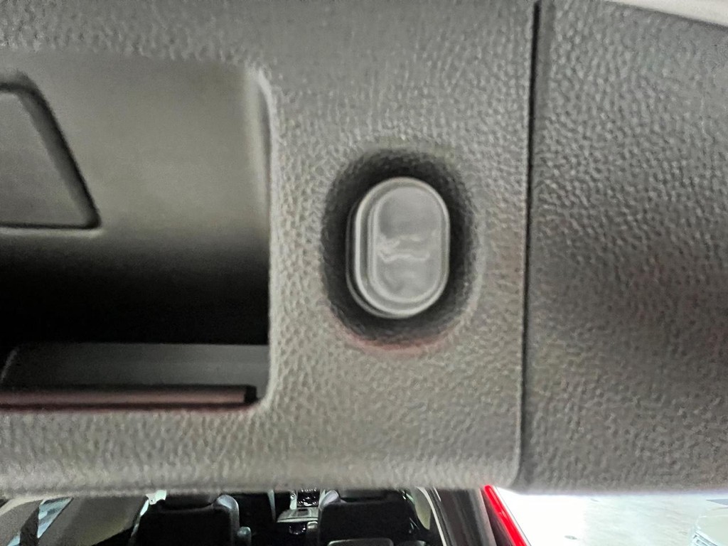 Cadillac Escalade Vehicle Full-screen Gallery Image 23