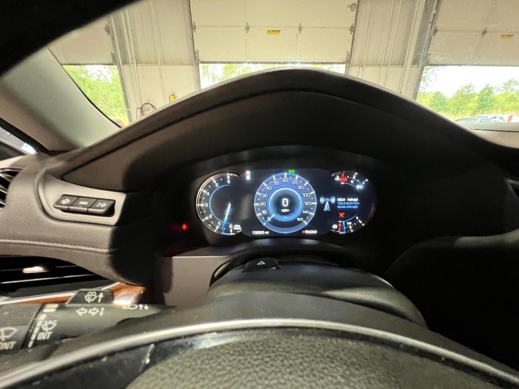 Cadillac Escalade Vehicle Full-screen Gallery Image 25