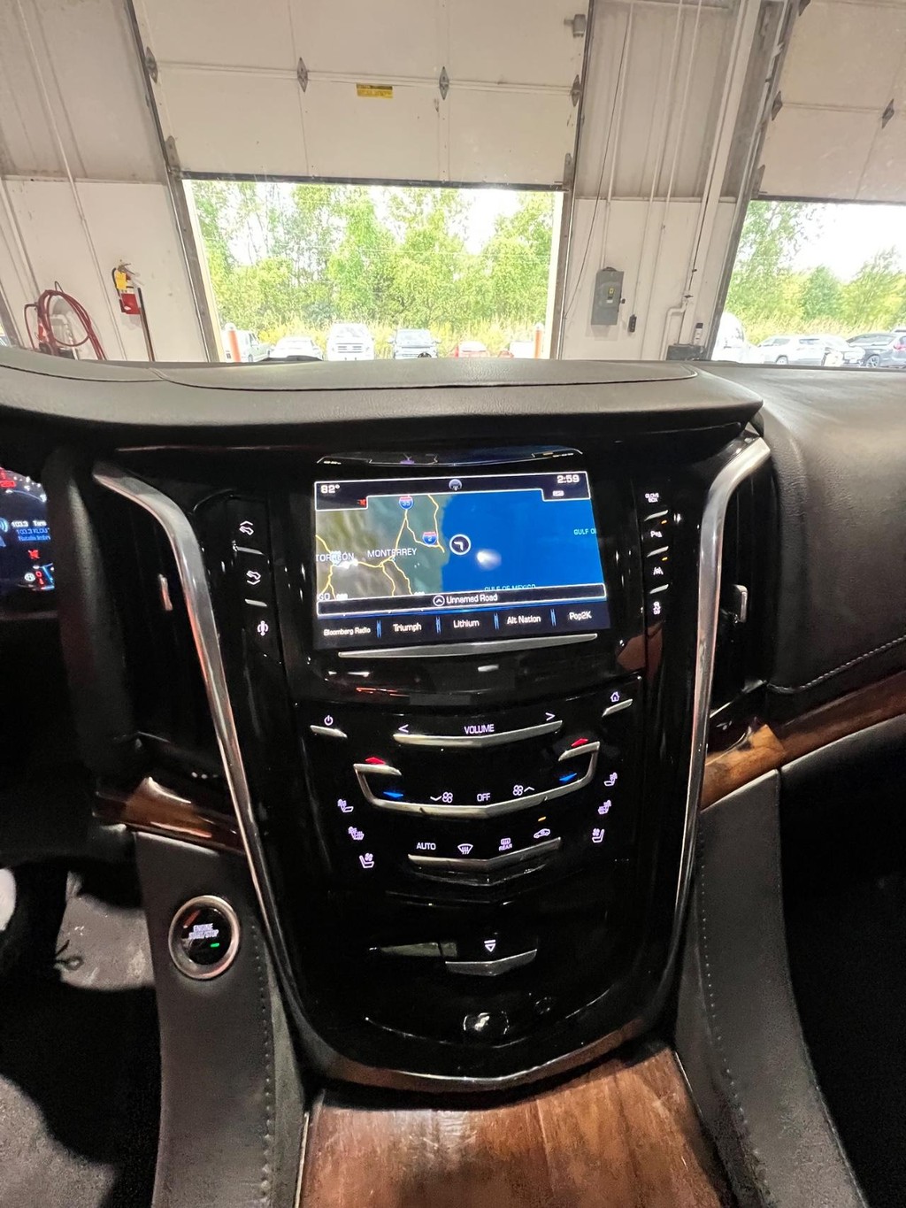 Cadillac Escalade Vehicle Full-screen Gallery Image 27