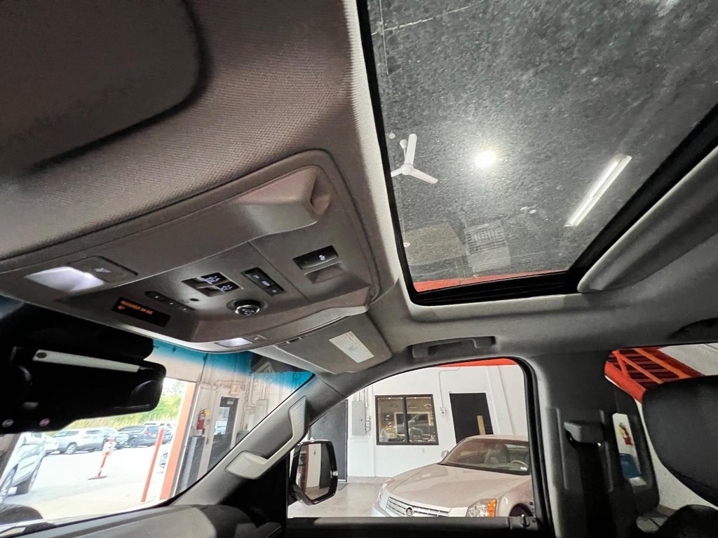 Cadillac Escalade Vehicle Full-screen Gallery Image 29