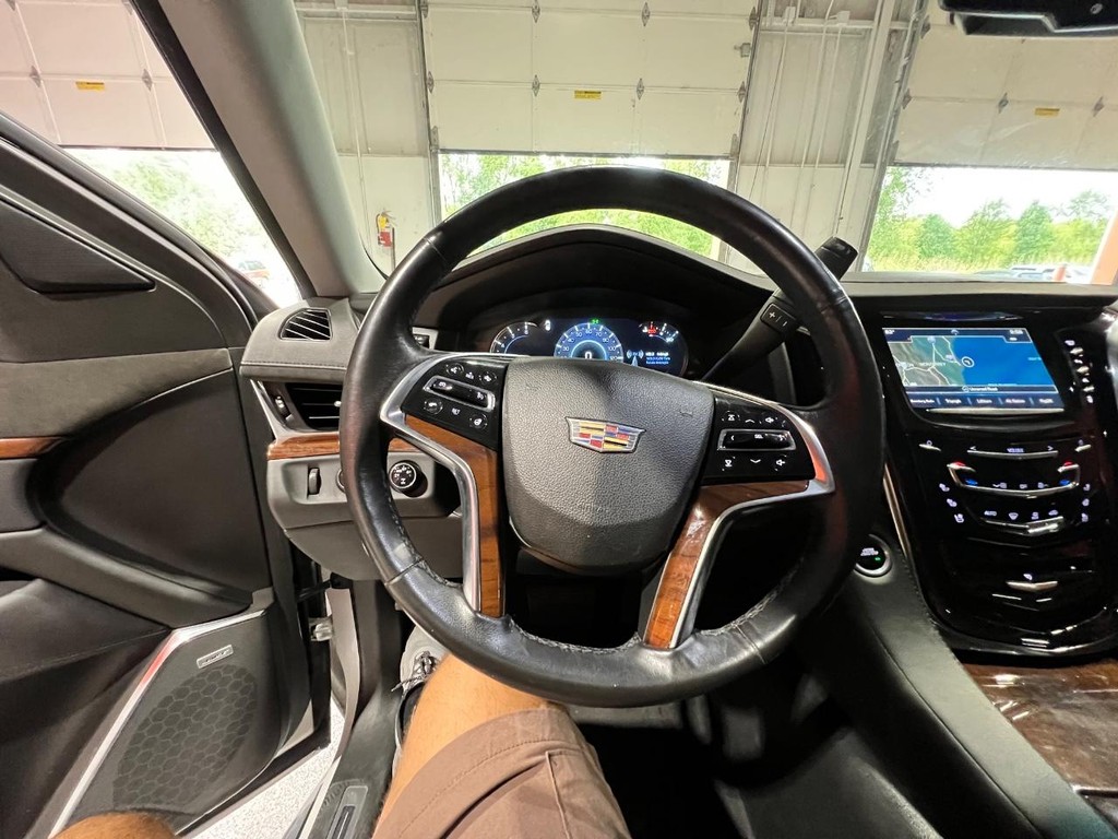 Cadillac Escalade Vehicle Full-screen Gallery Image 30