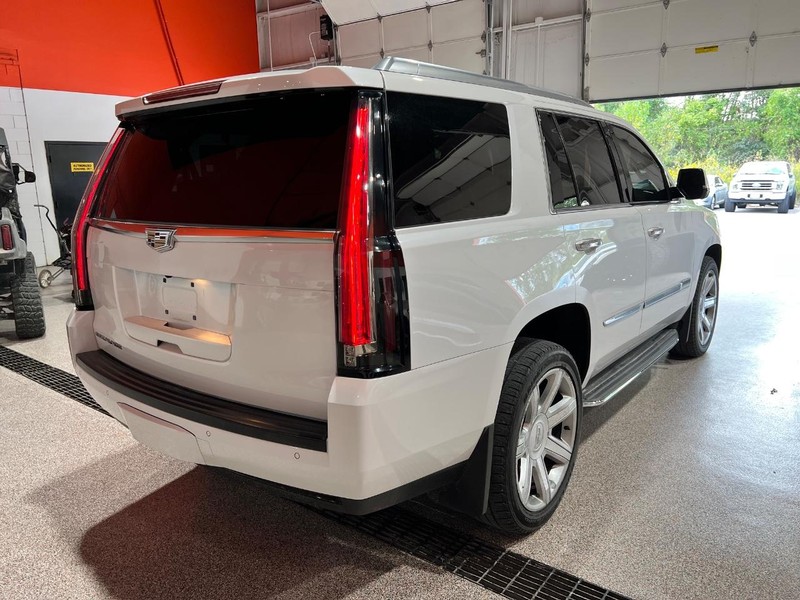 2016 Cadillac Escalade Luxury photo 3