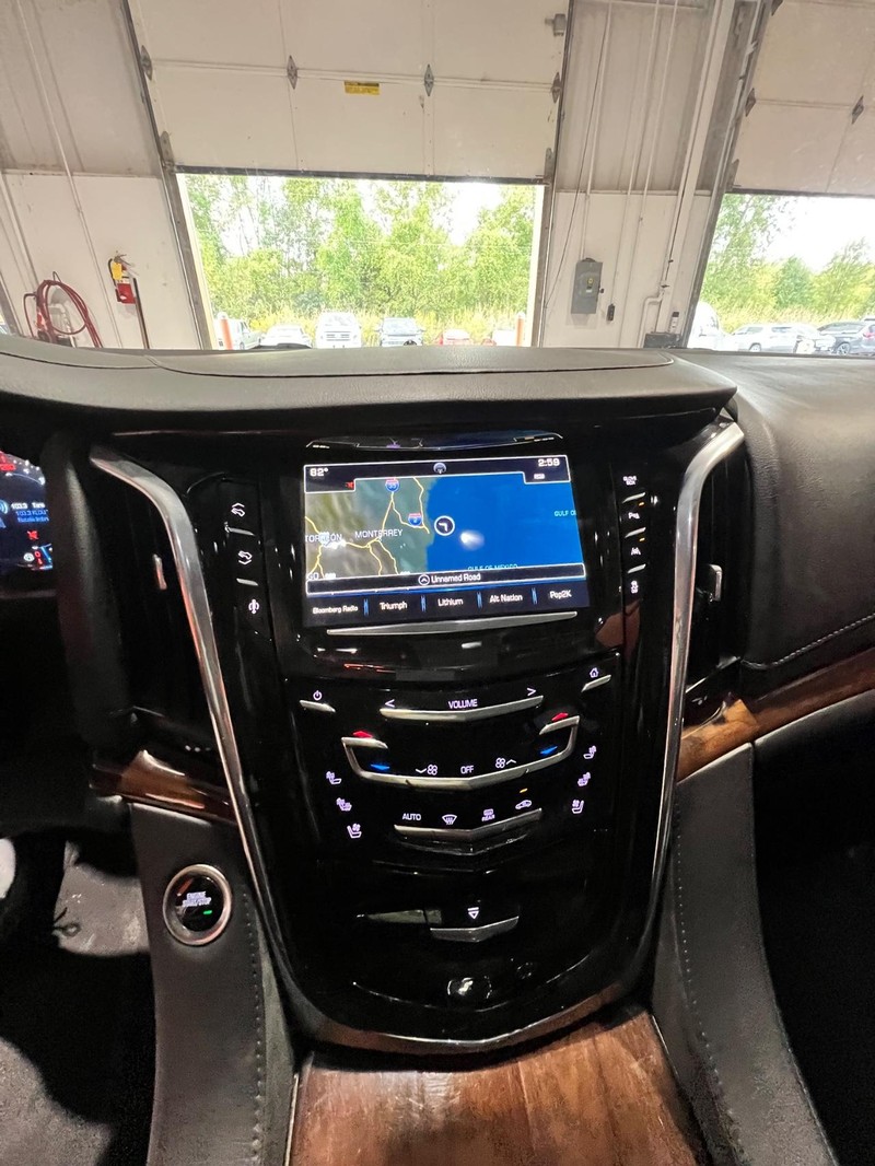 2016 Cadillac Escalade Luxury photo 27