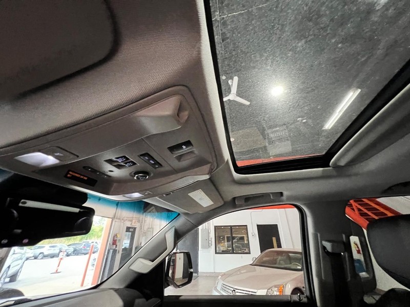 Cadillac Escalade Vehicle Full-screen Gallery Image 29