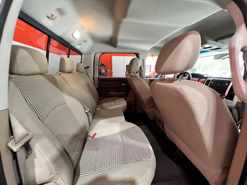 2009 Dodge Ram SLT photo 16