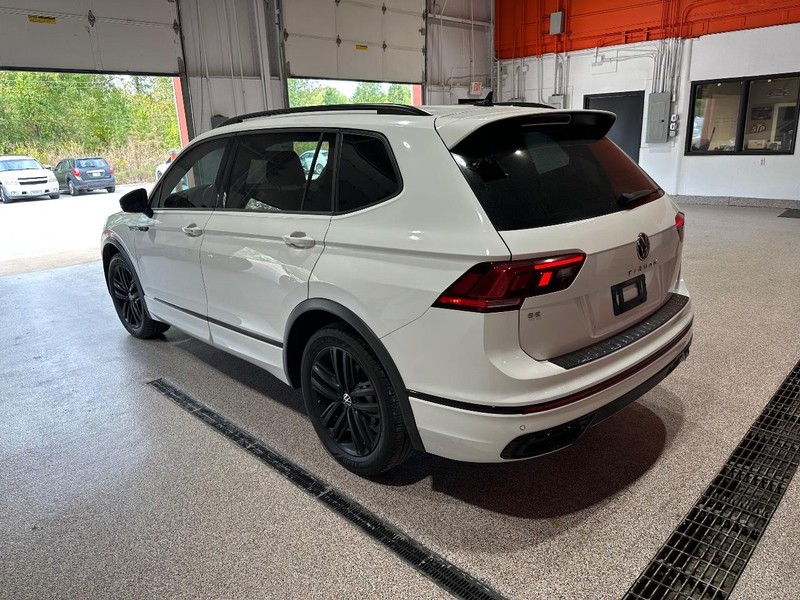 Volkswagen Tiguan Vehicle Full-screen Gallery Image 7