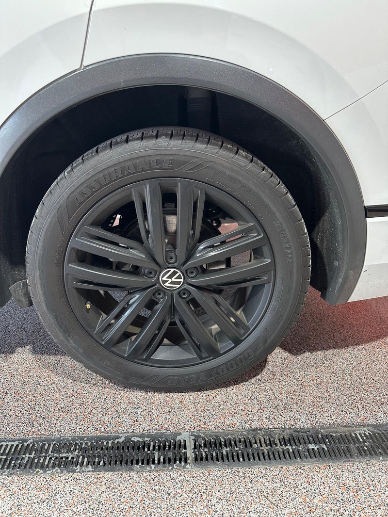 Volkswagen Tiguan Vehicle Full-screen Gallery Image 8