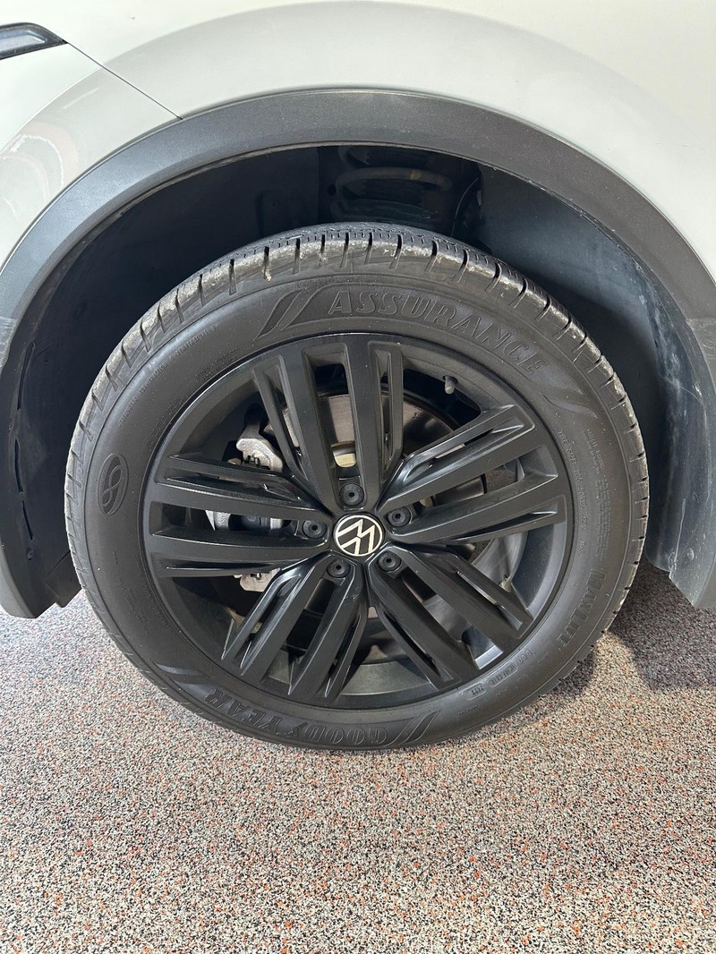 Volkswagen Tiguan Vehicle Full-screen Gallery Image 9