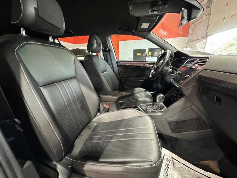 Volkswagen Tiguan Vehicle Full-screen Gallery Image 11