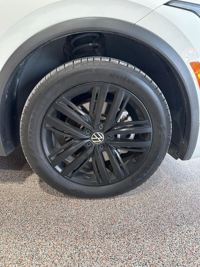 Volkswagen Tiguan Vehicle Full-screen Gallery Image 12