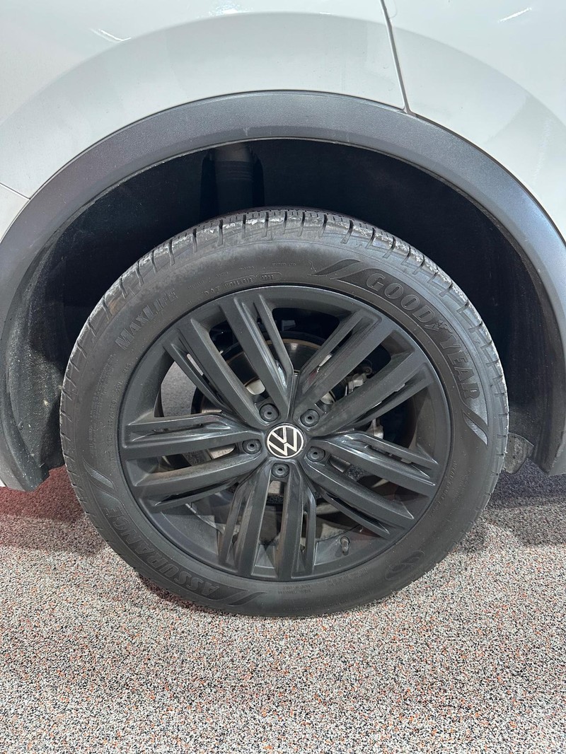 Volkswagen Tiguan Vehicle Full-screen Gallery Image 13