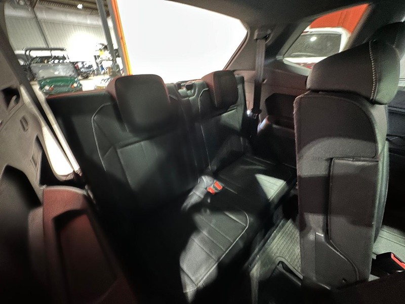 Volkswagen Tiguan Vehicle Full-screen Gallery Image 15