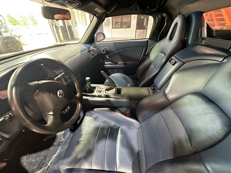 Honda S2000 Vehicle Full-screen Gallery Image 12