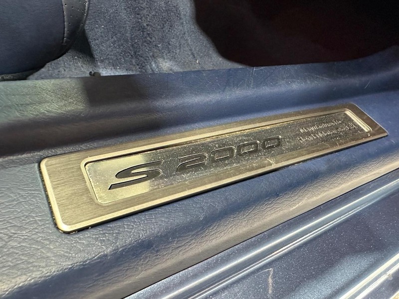 Honda S2000 Vehicle Full-screen Gallery Image 15