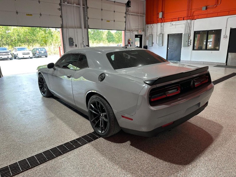 Dodge Challenger Vehicle Full-screen Gallery Image 03