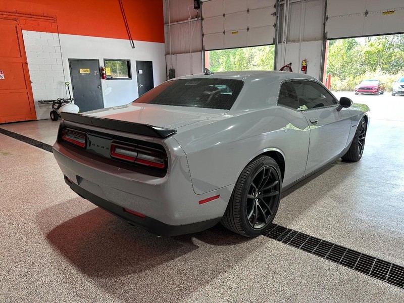 Dodge Challenger Vehicle Full-screen Gallery Image 05
