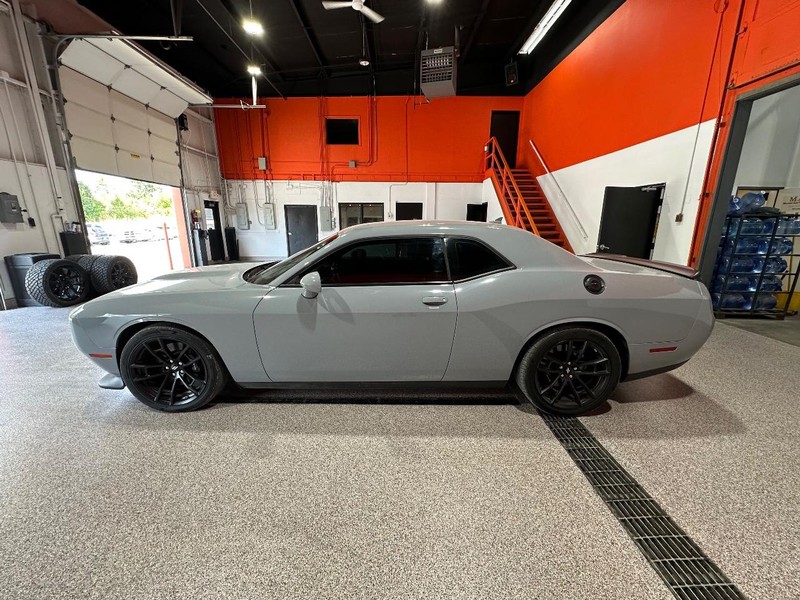 Dodge Challenger Vehicle Full-screen Gallery Image 08