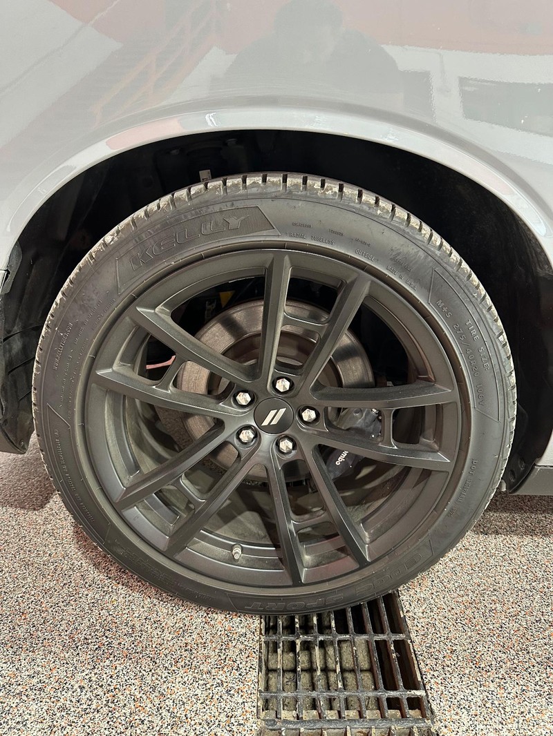 Dodge Challenger Vehicle Full-screen Gallery Image 09