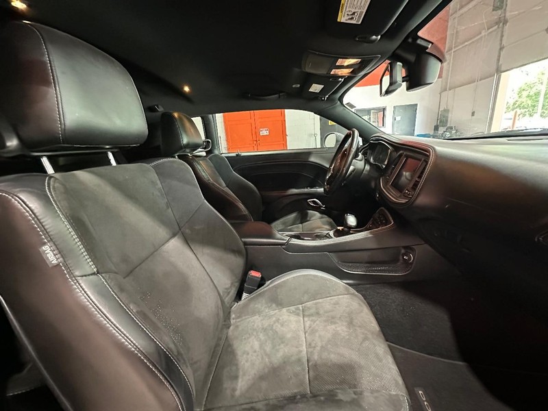 Dodge Challenger Vehicle Full-screen Gallery Image 12