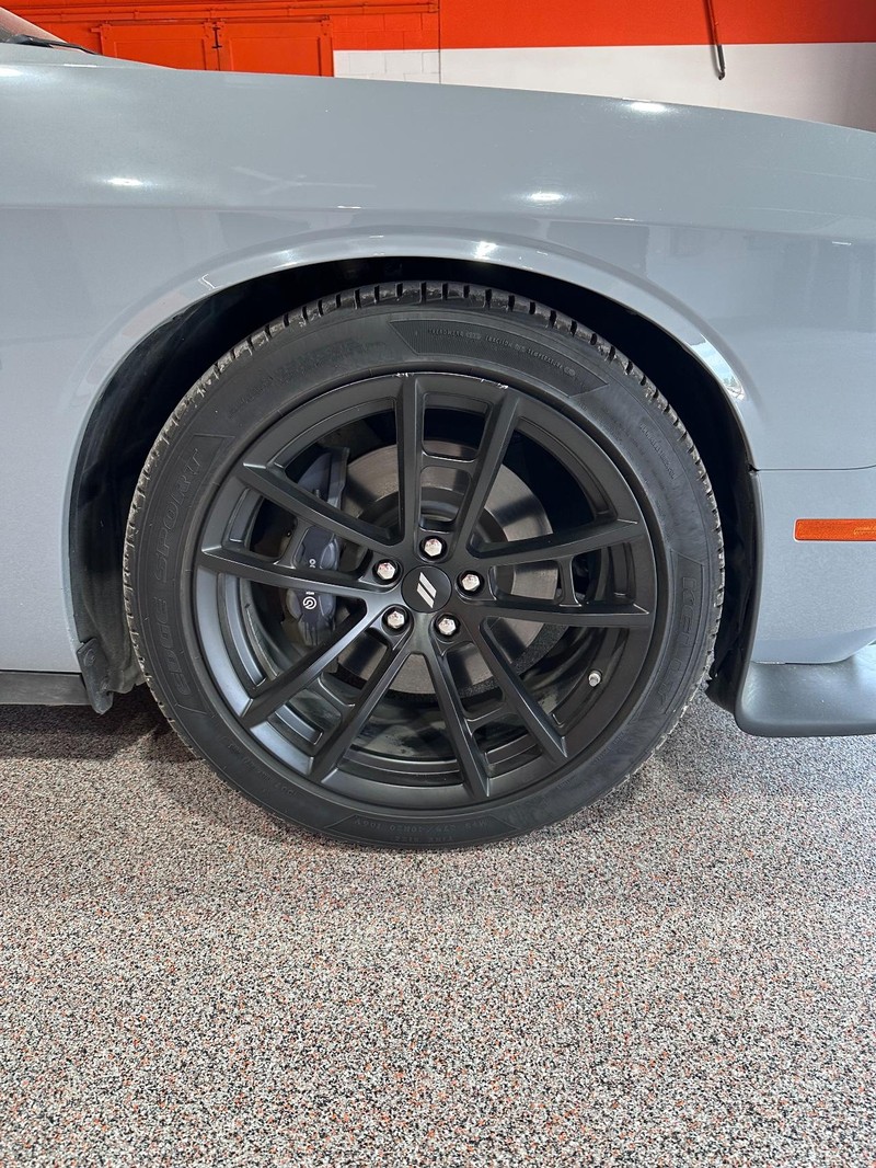 Dodge Challenger Vehicle Full-screen Gallery Image 14