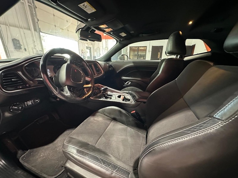 Dodge Challenger Vehicle Full-screen Gallery Image 15