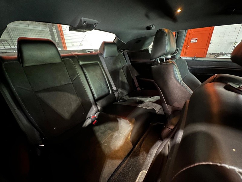 Dodge Challenger Vehicle Full-screen Gallery Image 16