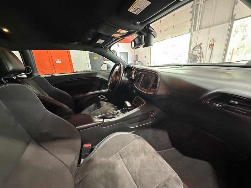 Dodge Challenger Vehicle Full-screen Gallery Image 17