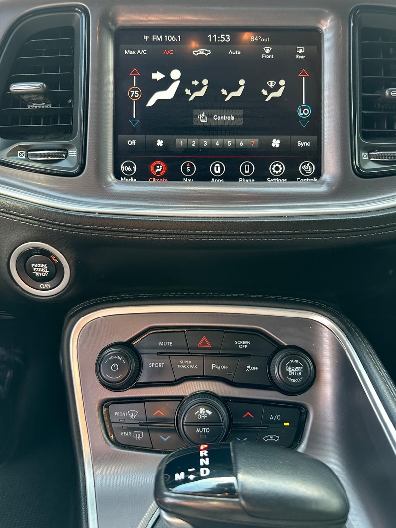 Dodge Challenger Vehicle Full-screen Gallery Image 21