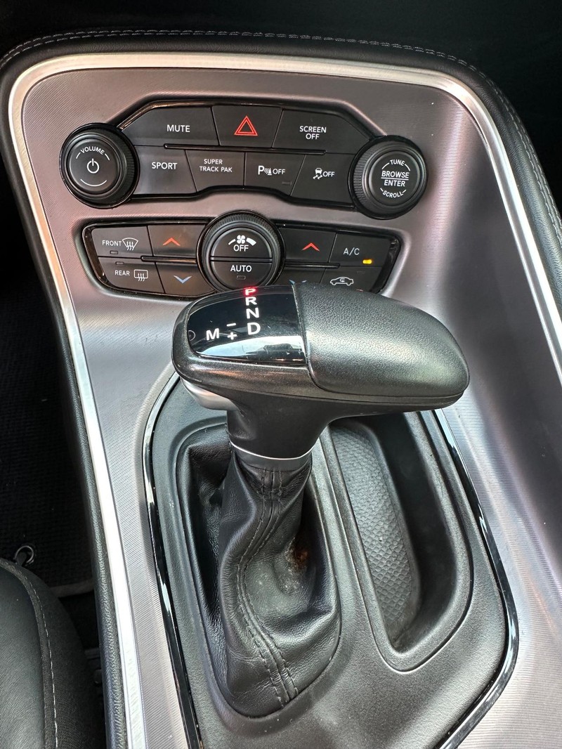 Dodge Challenger Vehicle Full-screen Gallery Image 22