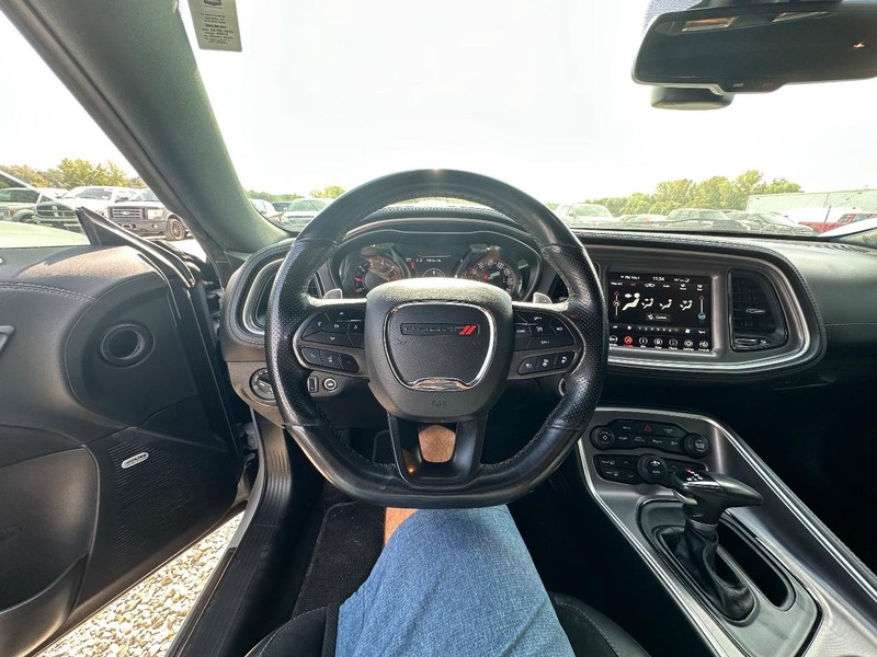 Dodge Challenger Vehicle Full-screen Gallery Image 23