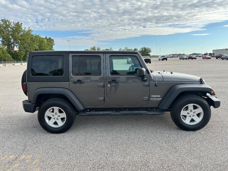 Jeep Wrangler JK Unlimited Vehicle Full-screen Gallery Image 2