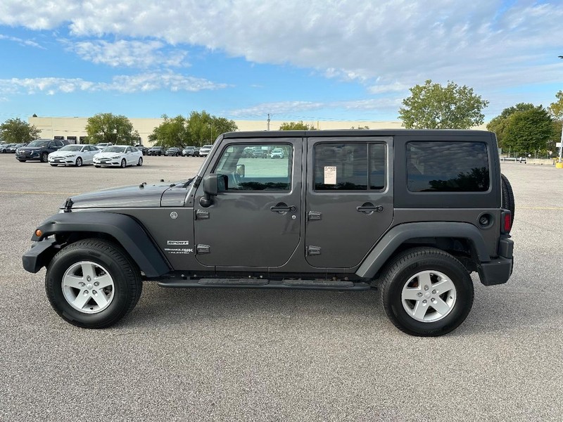 Jeep Wrangler JK Unlimited Vehicle Full-screen Gallery Image 4
