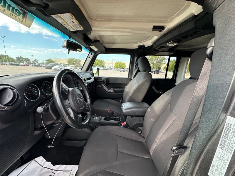 Jeep Wrangler JK Unlimited Vehicle Full-screen Gallery Image 10