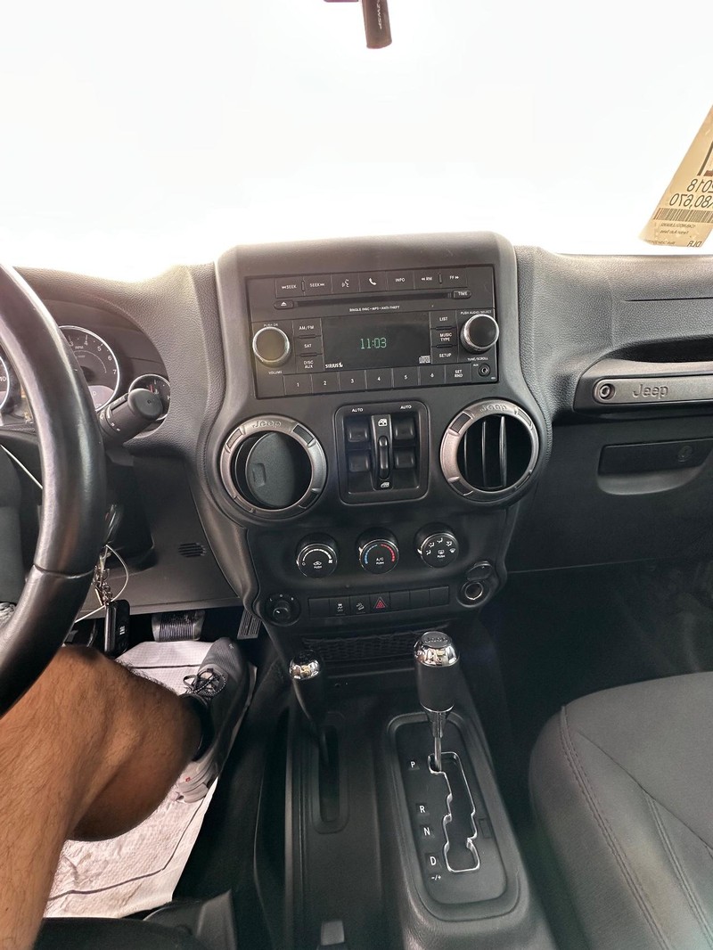 Jeep Wrangler JK Unlimited Vehicle Full-screen Gallery Image 13